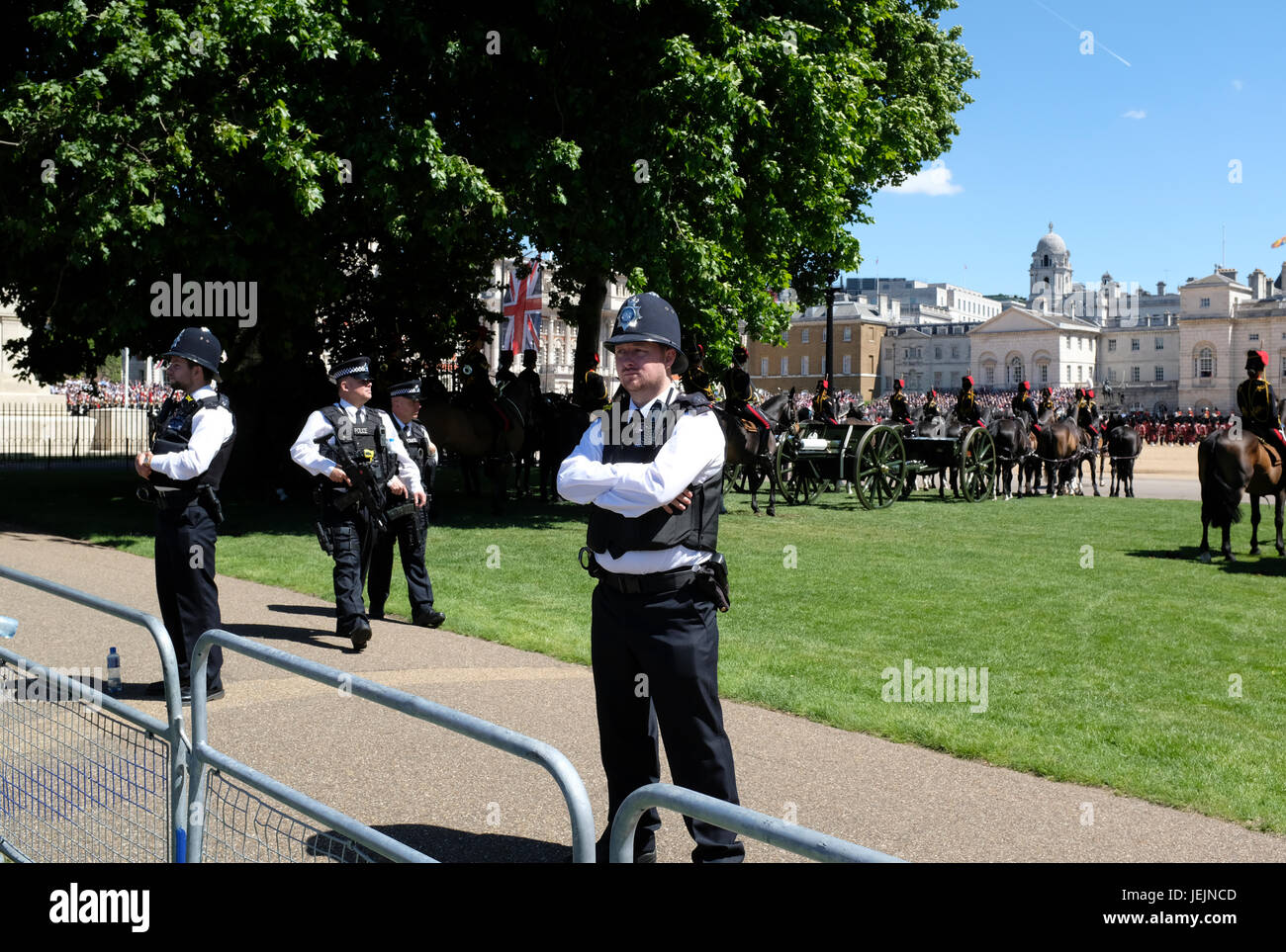 Londoner Polizei stehende Uhr während der Trooping die Farbe Zeremonie Stockfoto