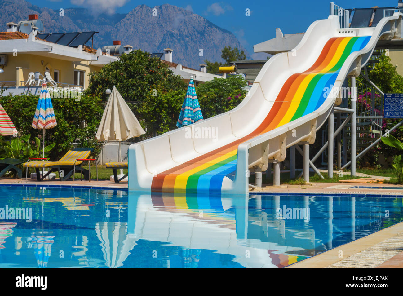 Eine bunte Wasserrutsche am Pool. Stockfoto