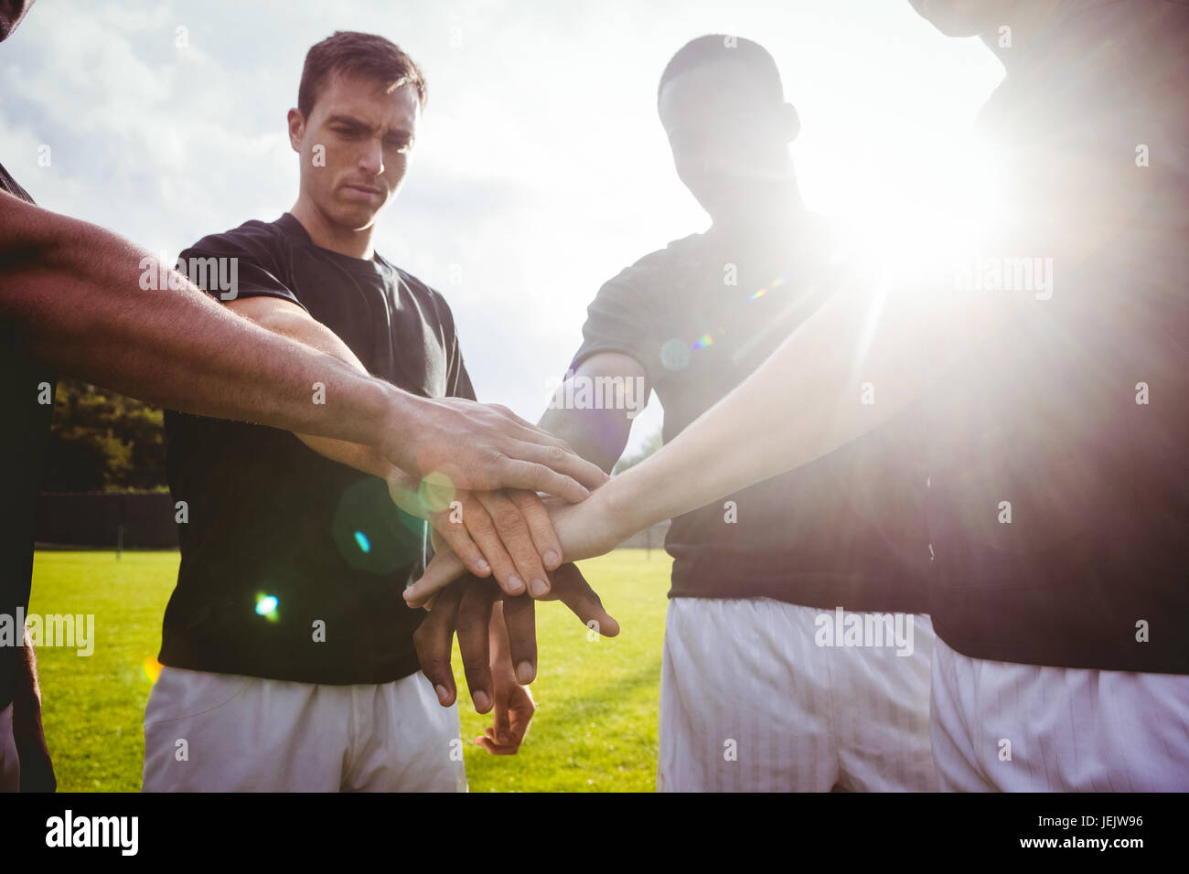 Rugby-Spieler vor Spiel zusammenstehen Stockfoto