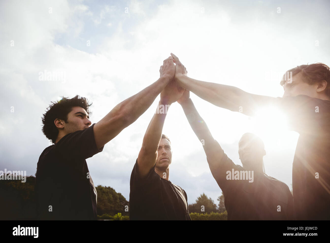 Rugby-Spieler vor Spiel zusammenstehen Stockfoto