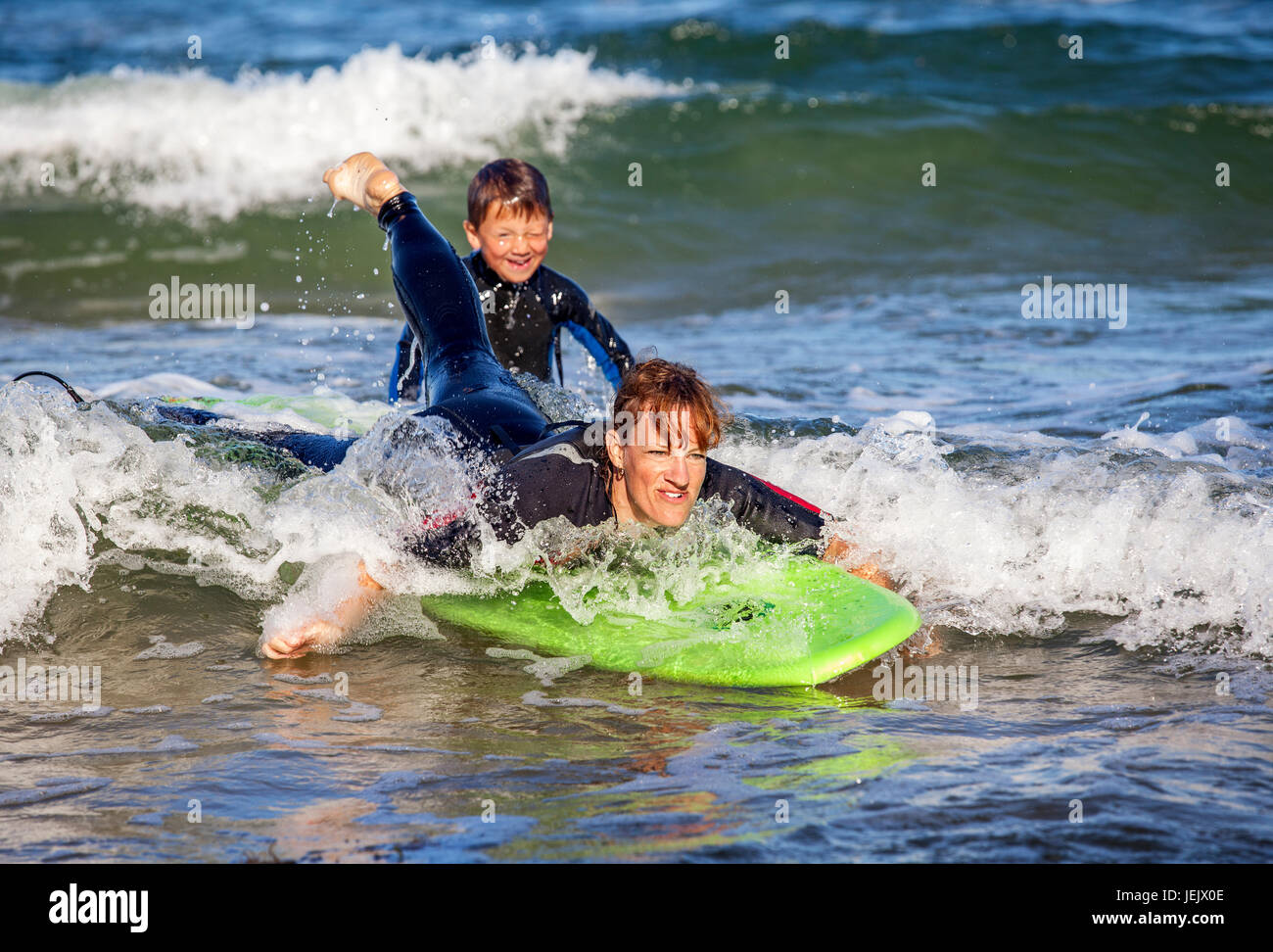 Mutter mit Sohn Surfen Stockfoto