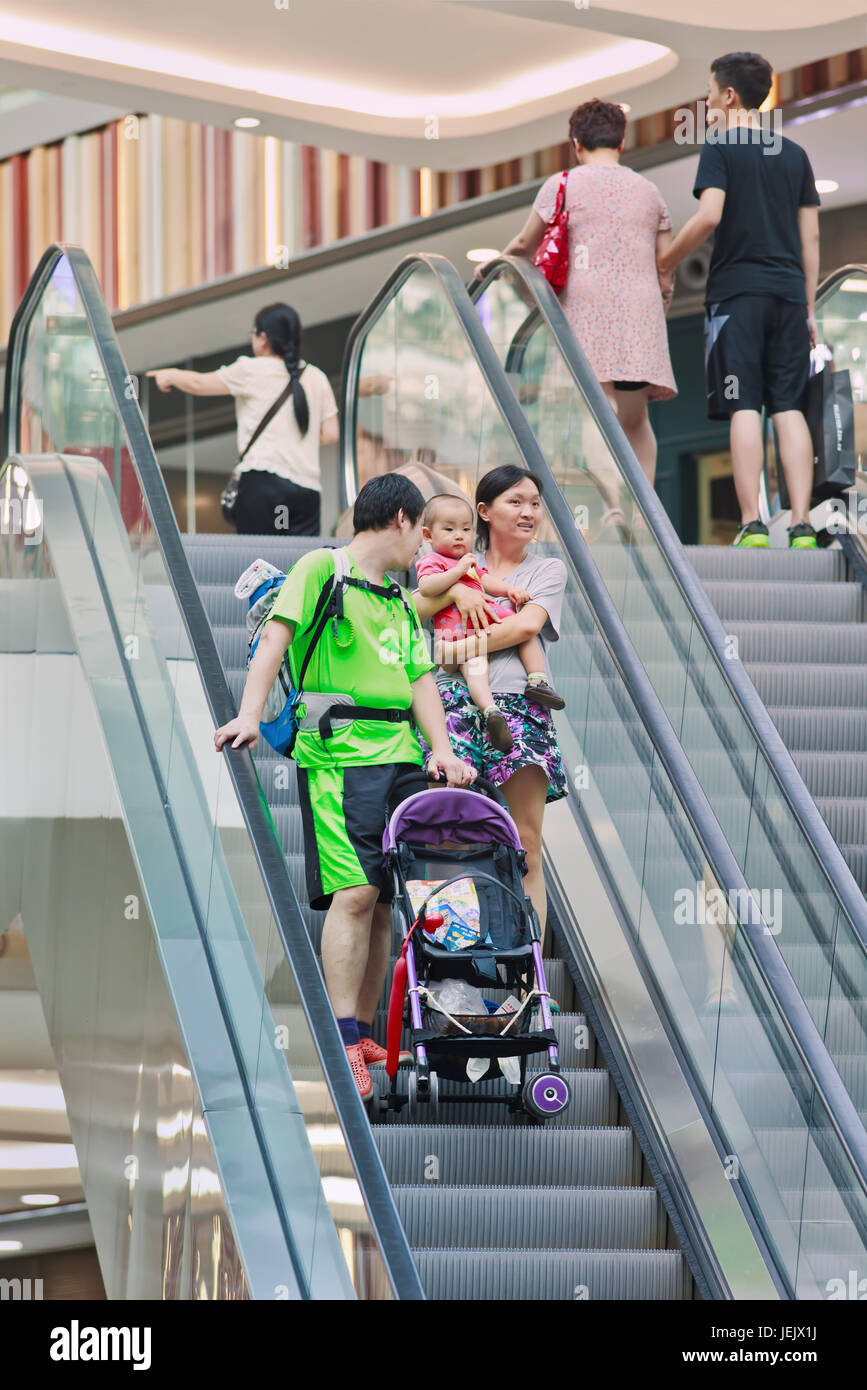 PEKING-AUG. 2, 2015. Familie in der Rolltreppe im Einkaufszentrum Livat. Im Besitz von Ikea ist das Design einzigartig skandinavisch und beherbergt über 400 berühmte Marken. Stockfoto