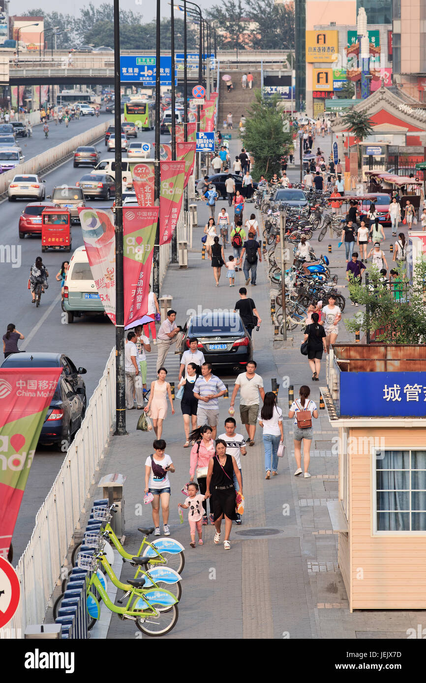 PEKING - 10. JULI 2015. Straße mit Werbebannern. Der chinesische Markt für Außenwerbung wächst seit 2000 jährlich um mehr als 23 %. Stockfoto