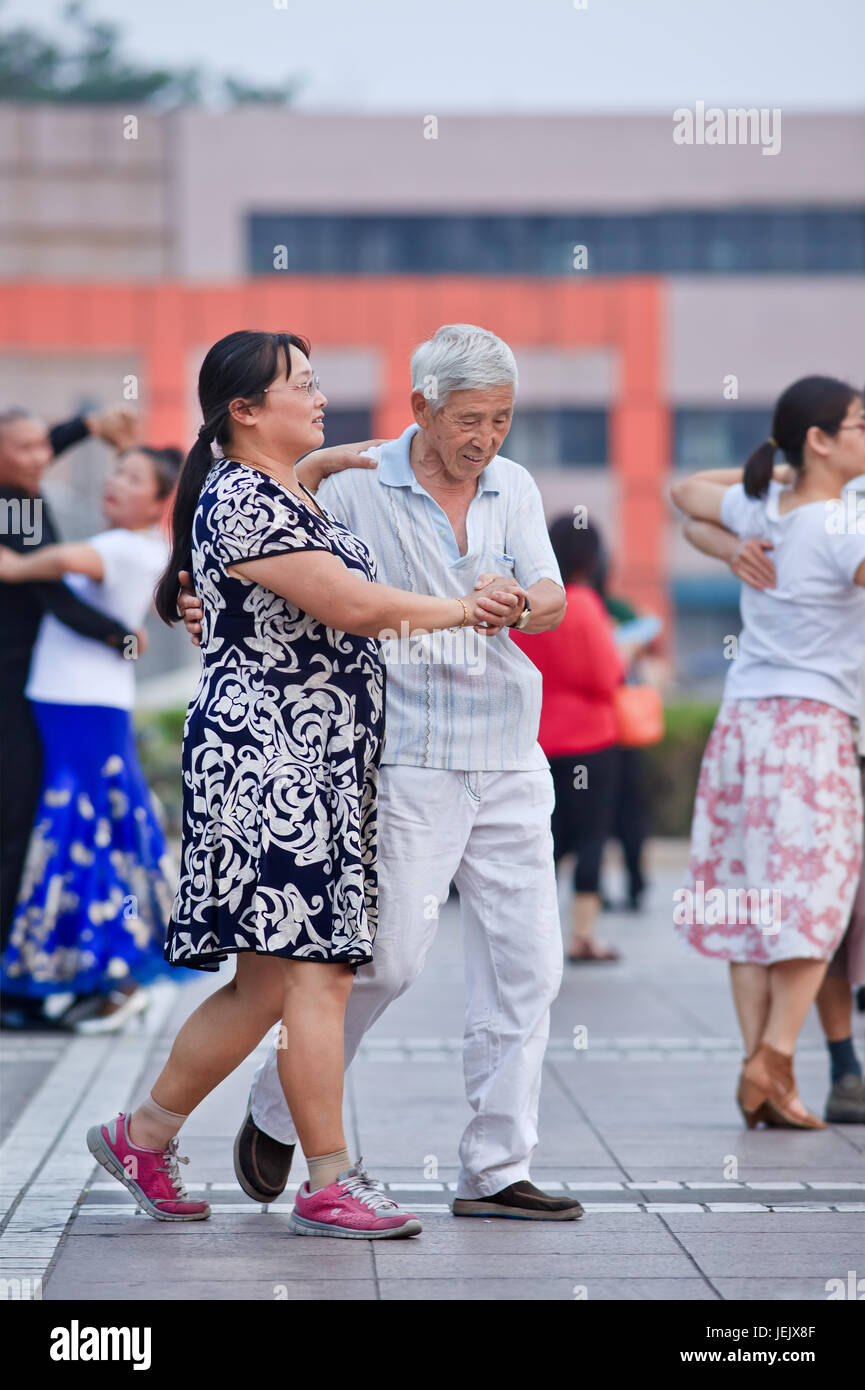 PEKING - 10. JULI 2015. Das kollektive Quadrat-Tanzen ist ein sehr beliebtes Phänomen in China und für viele Menschen eine Art Erholung. Stockfoto