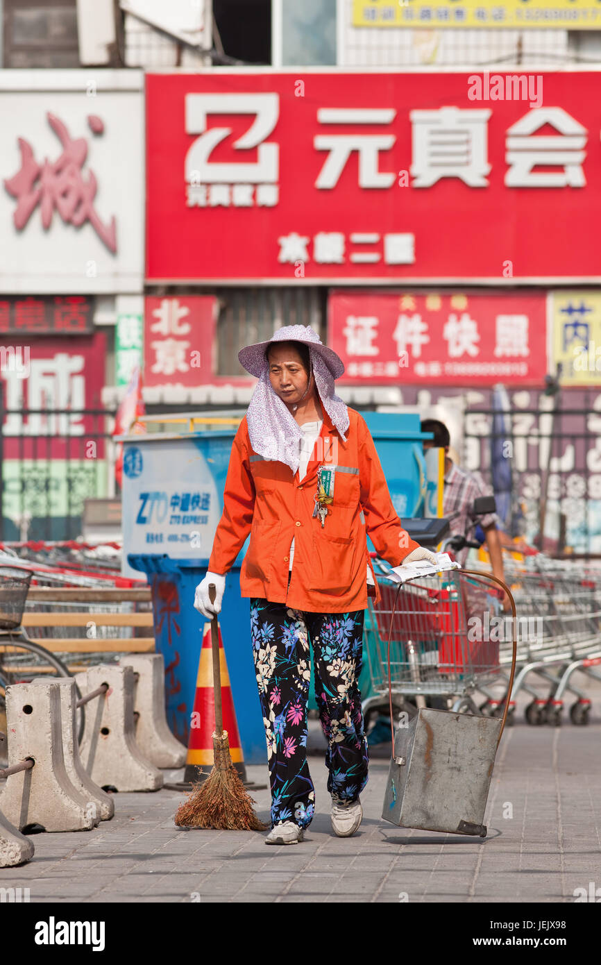 PEKING - 24. JULI 2015. Weibliche Straßenfeger. Ohne Bewusstsein für Rechte werden Niedrigbezahlte Straßenfeger vorübergehend eingestellt und leicht gefeuert. Stockfoto