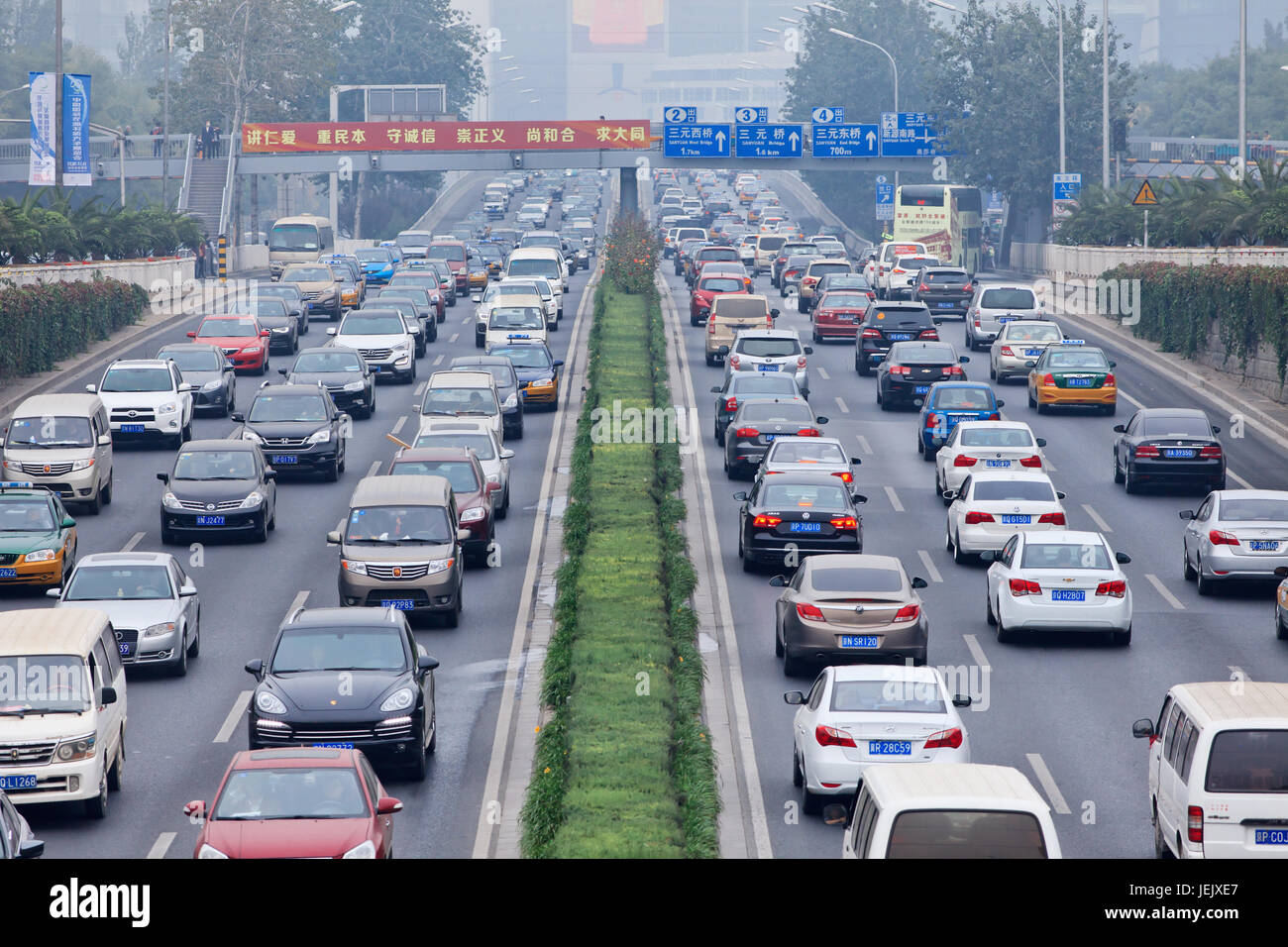 PEKING-OCT. 19, 2014. Stau in rauchbedeckter Stadt. Der Smog-Alarm in Peking wurde orange, bedeutet "gefährlich", unheimlich verursacht durch Abgasemissionen. Stockfoto