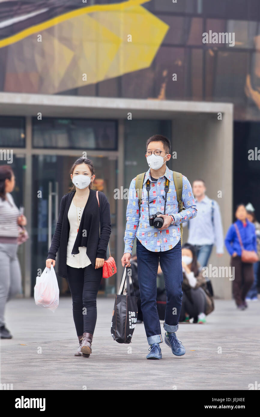 PEKING - 19. OKTOBER 2014. Mit 3M Atemschutzmasken koppeln. Alarmierende Luftverschmutzung beeinträchtigt Peking sehr regelmäßig. Stockfoto