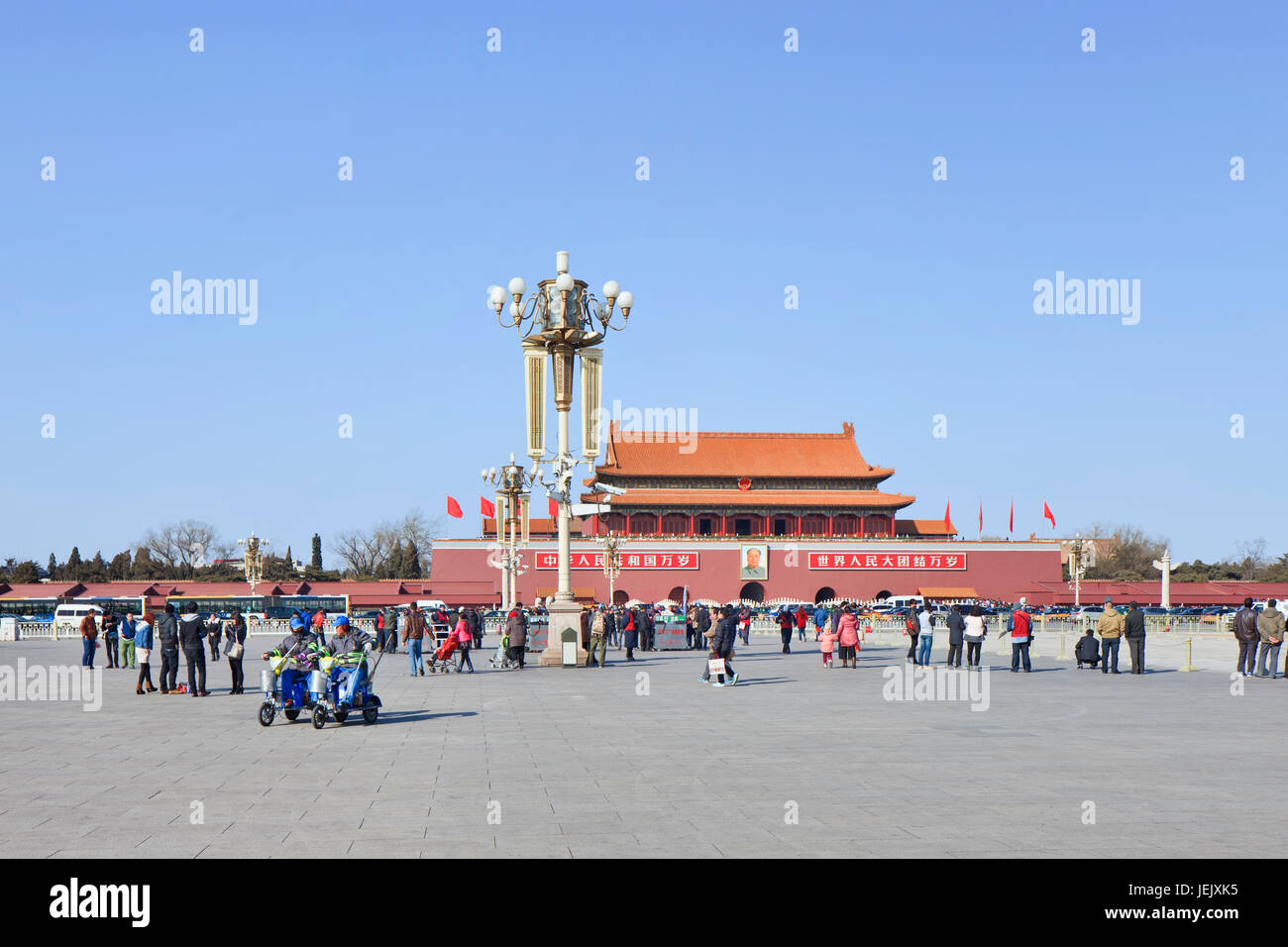 PEKING-FEB. 27, 2014. Platz des Himmlischen Friedens, der viertgrößte Platz der Welt. Es wird als nationales Symbol verwendet. Es hat eine große kulturelle Bedeutung. Stockfoto