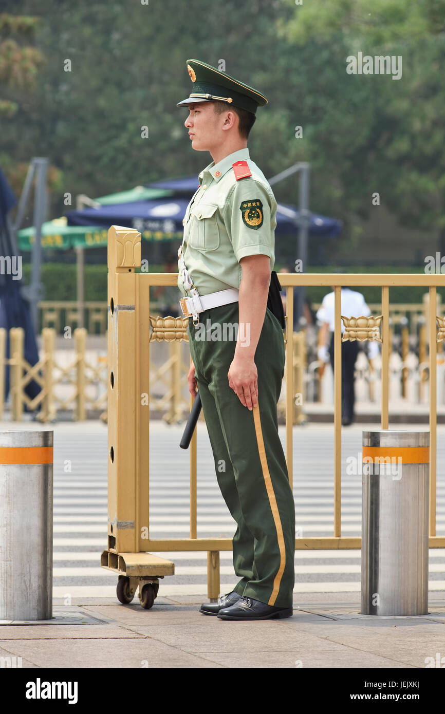 BEIJING-1. JUNI 2015. Wache am Tor auf Tiananmen zu Ehren. Ehrengarde werden von der Volksbefreiungsarmee auf dem Tiananmen-Platz für Flag-Raisi bereitgestellt. Stockfoto