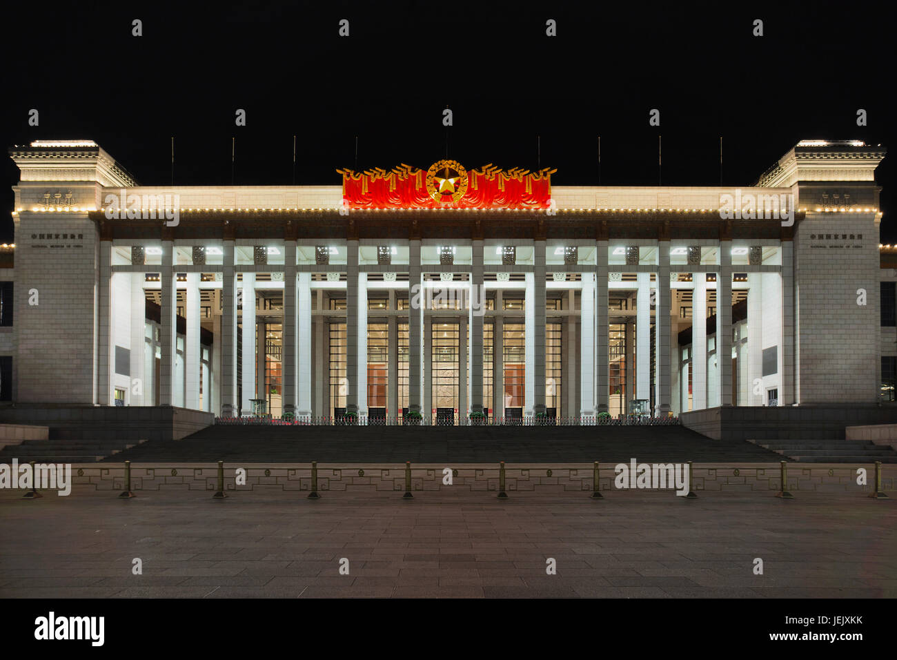 PEKING - 19. APRIL. Nationalmuseum von China. Es befindet sich östlich des Tiananmen-Platzes, seine Aufgabe ist es, über Kunst und Geschichte Chinas zu informieren. Stockfoto