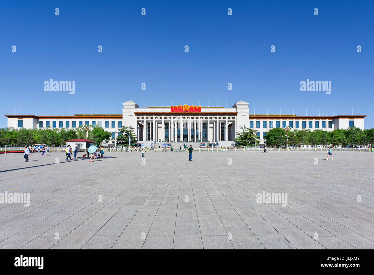 PEKING - 29. MAI 2013. Platz des Tiananmen, der viertgrößte Platz der Welt. Es ist weit verbreitet als nationales Symbol. Es hat eine große kulturelle Bedeutung. Stockfoto