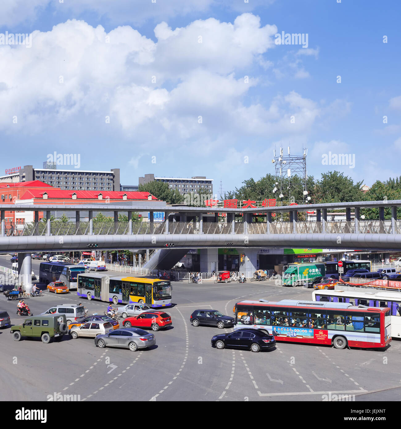 PEKING - 25. SEPTEMBER 2013. Große Fußgängerbrücke an einer belebten Kreuzung. Peking verfügt über viele Unterführungen und Fußgängerbrücken, um die Sicherheit zu gewährleisten. Stockfoto