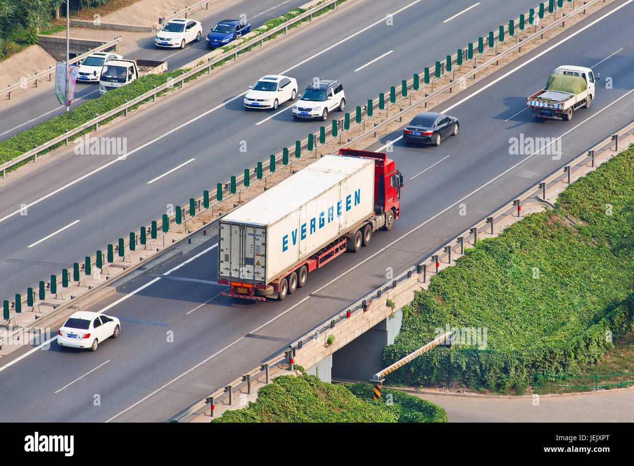 PEKING - JULI 7-2015. LKW mit Evergreen Container. Evergreen ist ein weltweit tätiges Container-Frachtunternehmen, das in 80 Ländern aktiv ist. Stockfoto