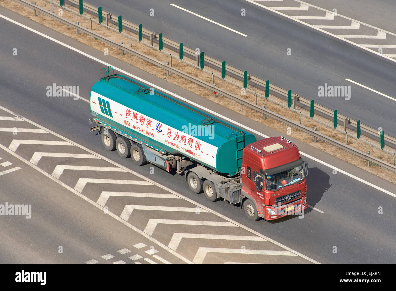 PEKING - 7. JULI 2015. Yihangwuliu Tankwagentransport. Yihangwuliu ist ein chinesisches Unternehmen, das sich auf den Transport von Schmierstoffen spezialisiert hat und 2010 gegründet wurde. Stockfoto
