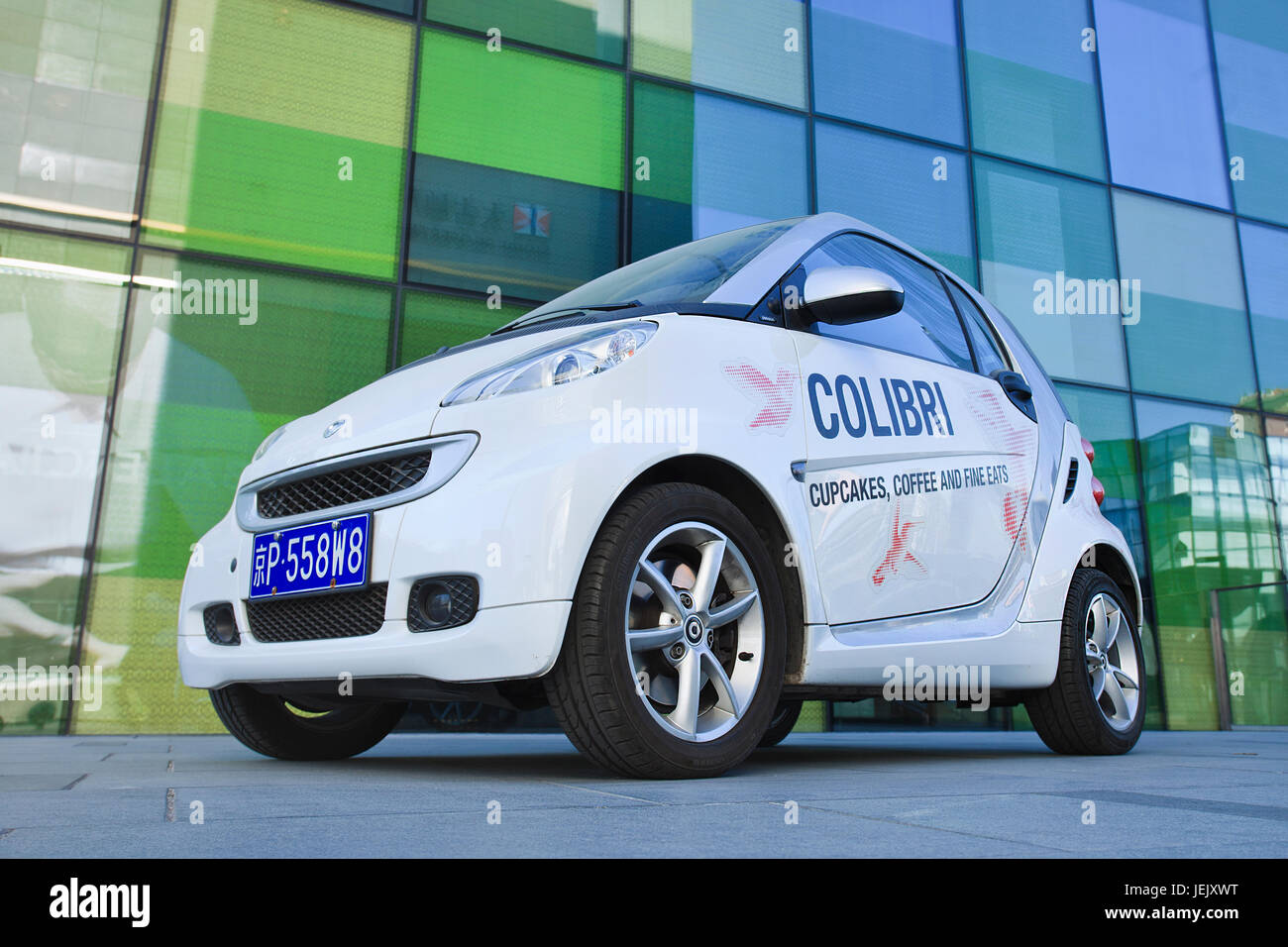 PEKING-DEC. 12. Smart Car mit Werbung. Der Umsatz von Smart Car in China wuchs 2012 um 45 % auf 15.680 Fahrzeuge. Stockfoto