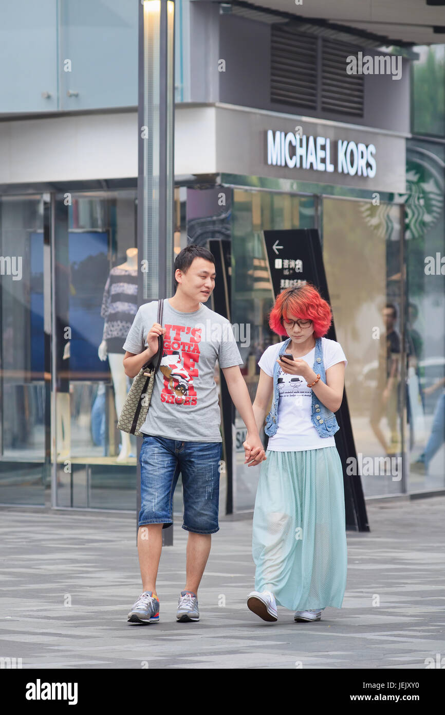 BEIJING-JUNI 25, 2014. Modisch junge Paar in der Innenstadt. Chinesische Jugend, vor allem in Peking und Shanghai weißer Kragen, sind Mode bewusst eine Stockfoto