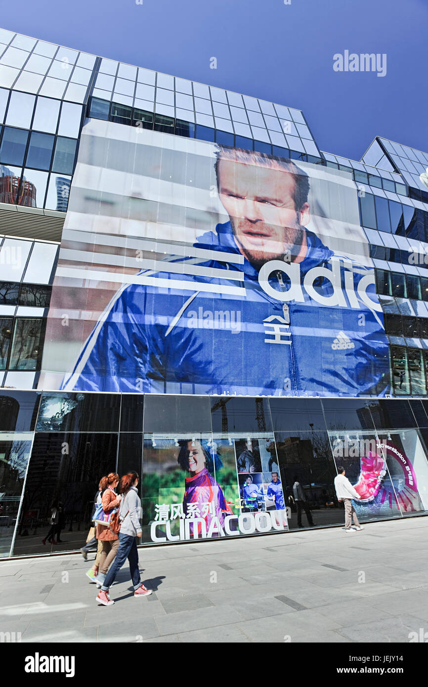 PEKING - 4. APRIL 2012. Reklametafel im Adidas Geschäft im Village Shopping Area. Der Flagshipstore hat 3.170 Quadratmeter Grundfläche Stockfoto