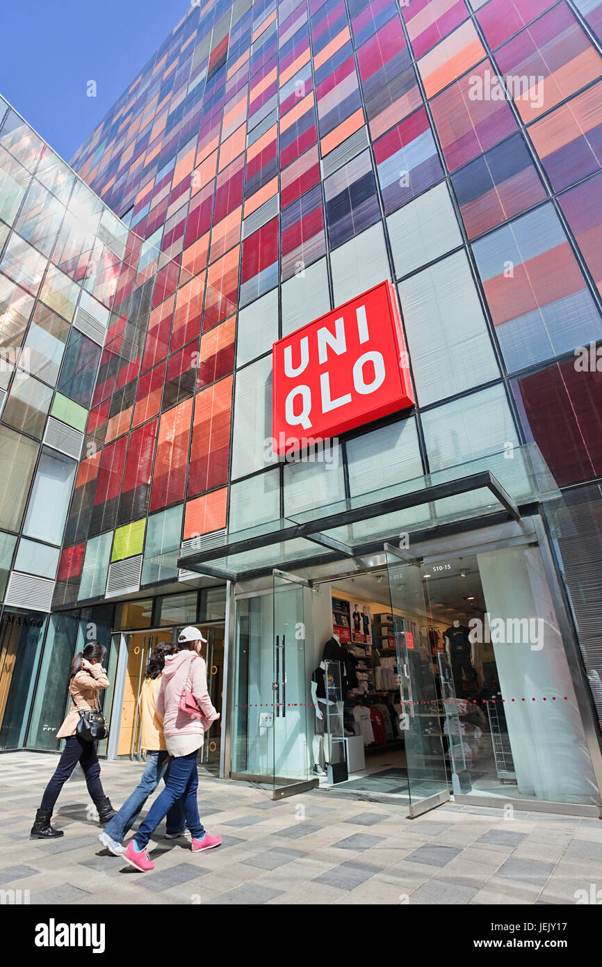 PEKING - 4. APRIL 2012. Uniqlo-Shop im Einkaufsviertel Village. Die japanische Marke Uniqlo will bis 2020 einen Konzernverkauf von 5 Billionen Yen erreichen. Stockfoto