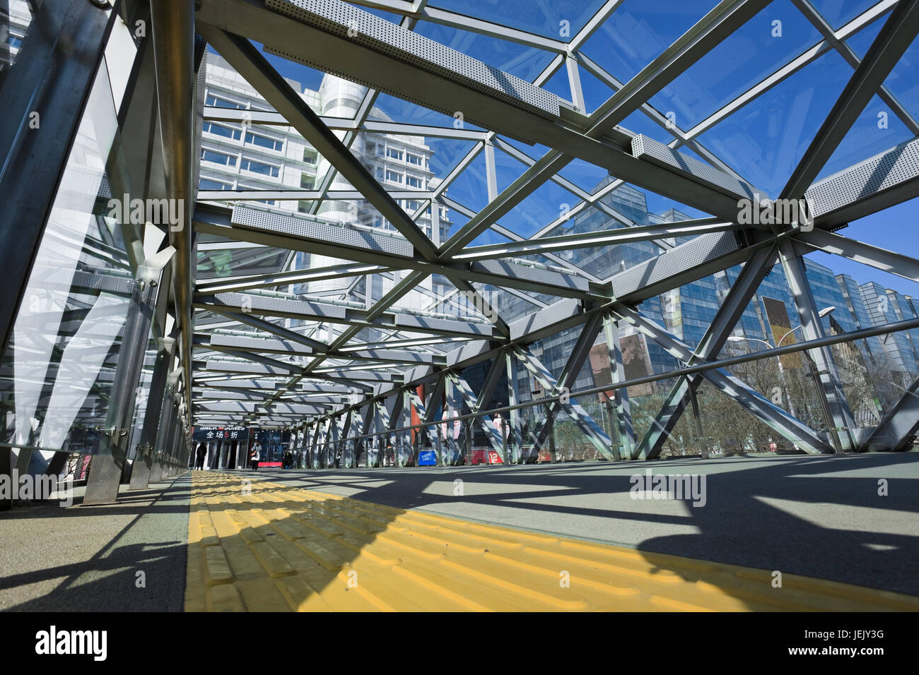 PEKING - 12. MÄRZ 2012. Niedriger Winkel auf eine Fußgängerbrücke im Einkaufsviertel Beijing Xidan an einem sonnigen Tag. Stockfoto