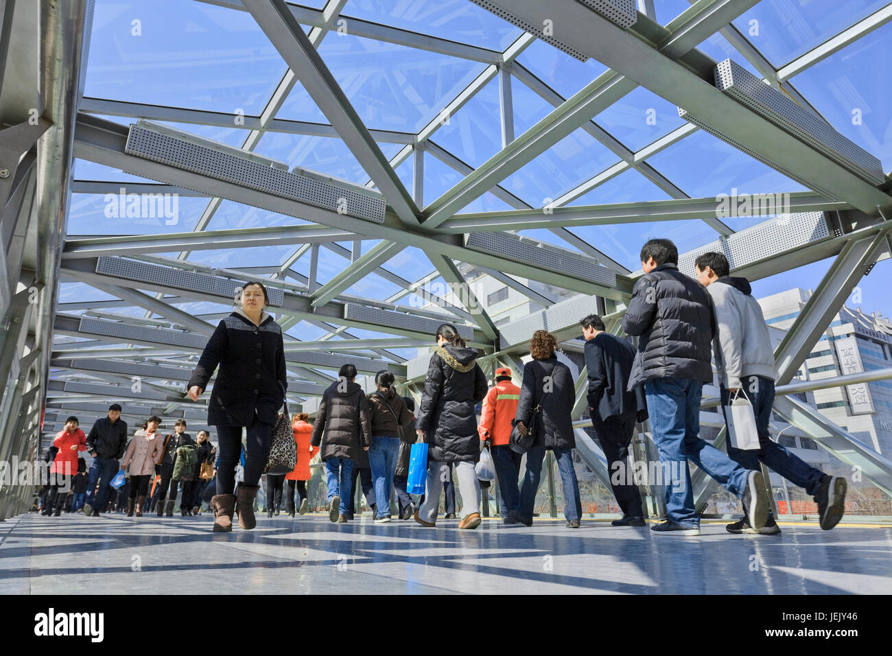 PEKING - 12. MÄRZ 2012. Crowdy Fußgängerbrücke im Zentrum von Peking. Stockfoto