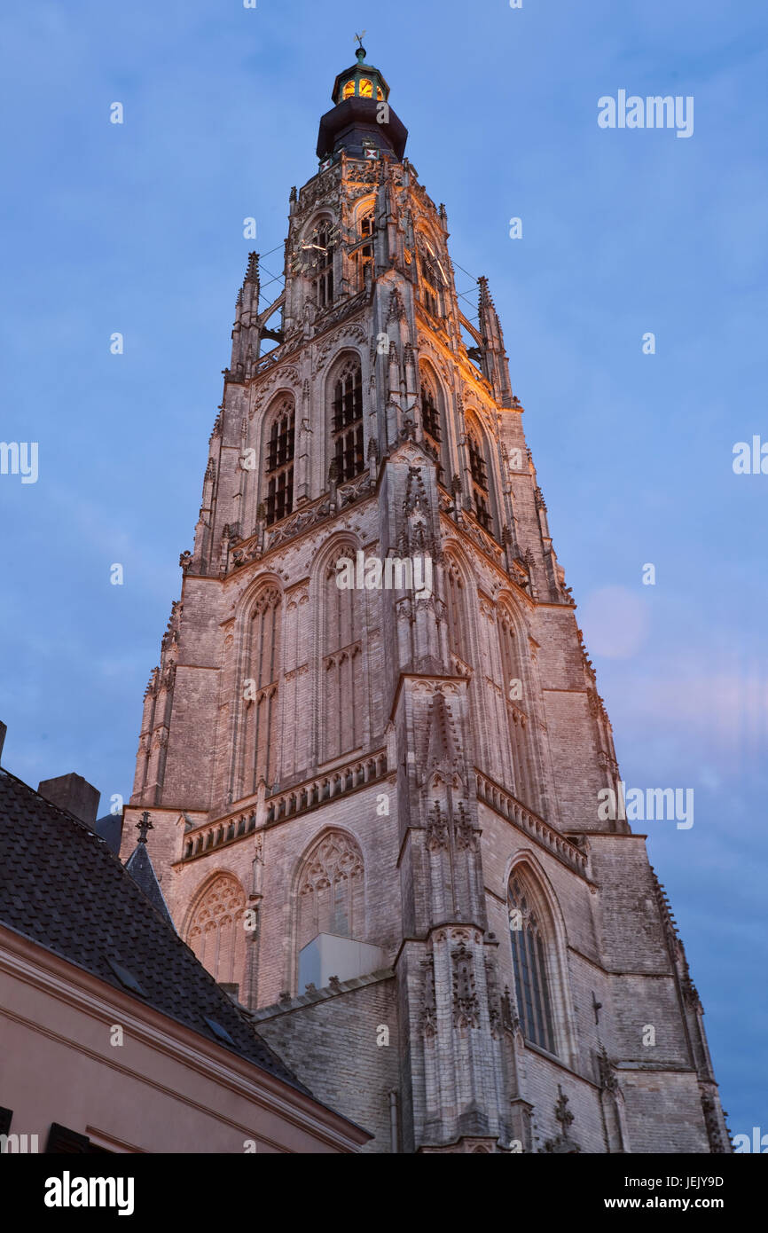 Antike niederländische Kirchturm von twilight Stockfoto