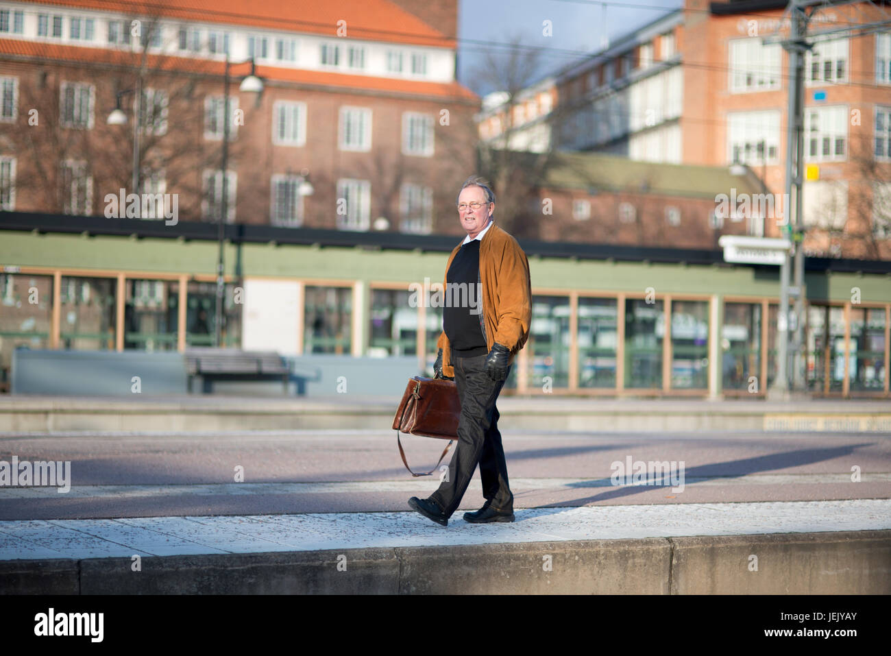 Ältere Mann zu Fuß am Bahnhof Stockfoto