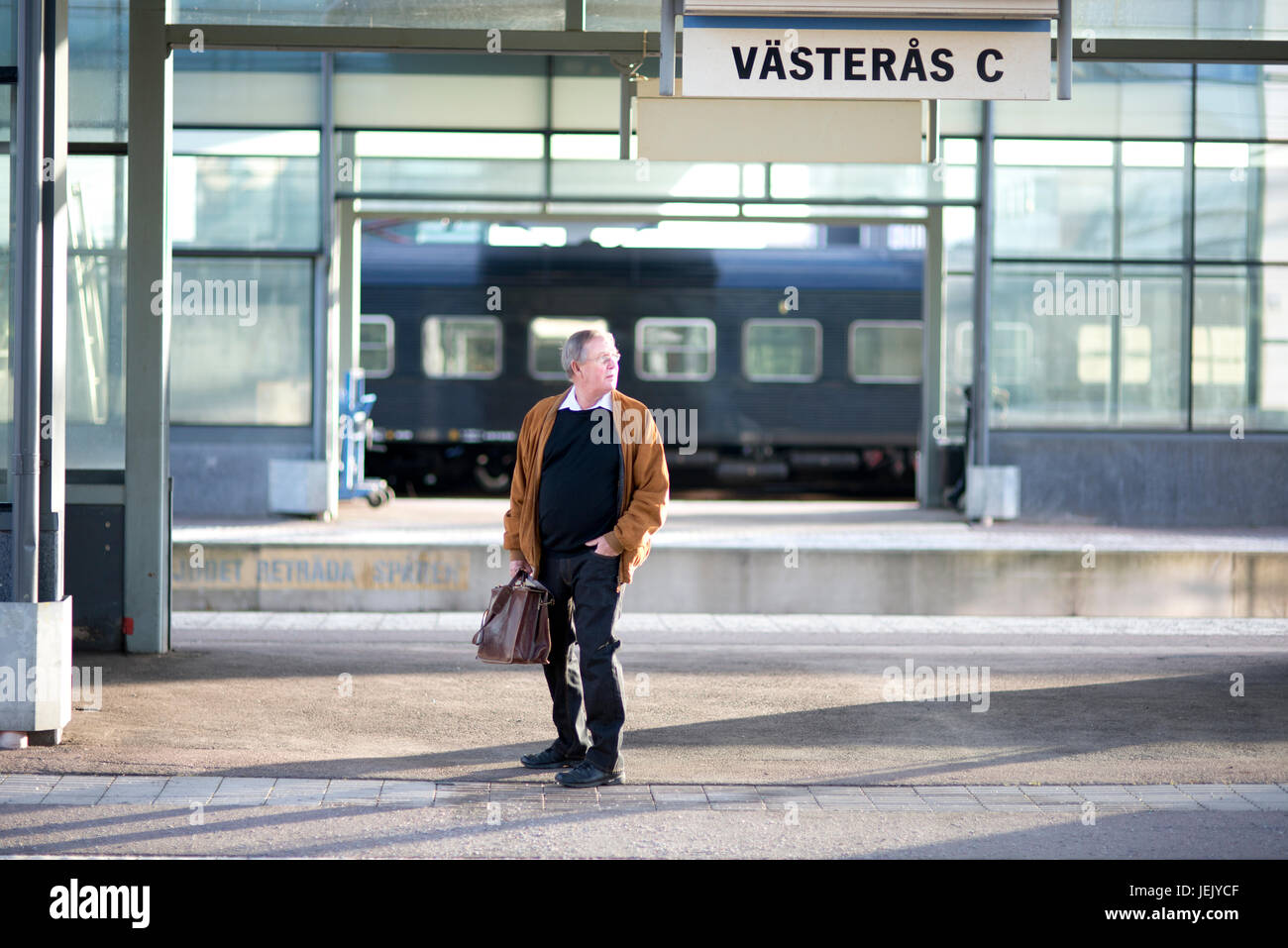 Ältere Mann am Bahnhof Stockfoto