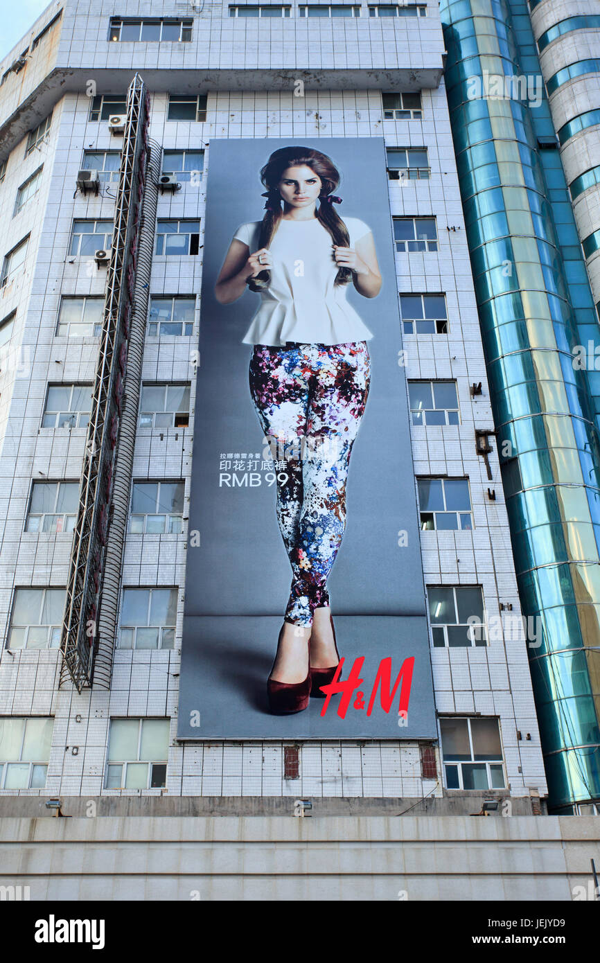 CHANGCHUN-CHINA-OKT. 11. H & M Billboard auf eine Wohnung. Die schwedische multinationale Einzelhandel-Clothing Company eröffnet seinen 100. chinesische Steckdose am 20. September 2012 Stockfoto