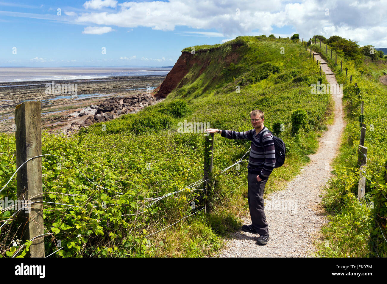 Mann zu Fuß entlang der South West Coast Path Helwell Bay, Watchet, Somerset Stockfoto