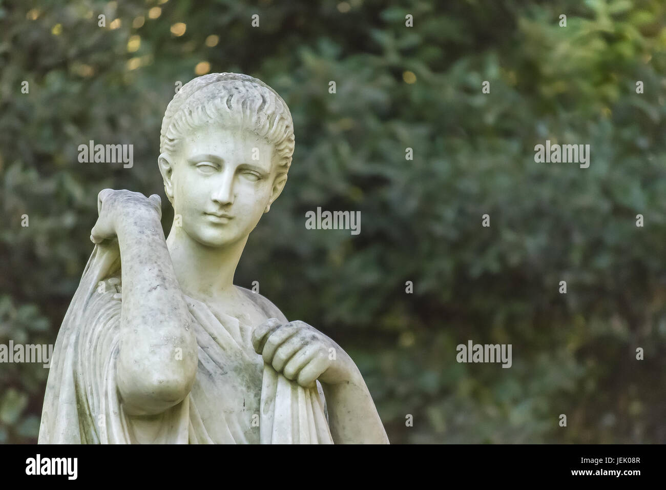 Römischen Stil Frauen Skulptur im Garten Stockfoto