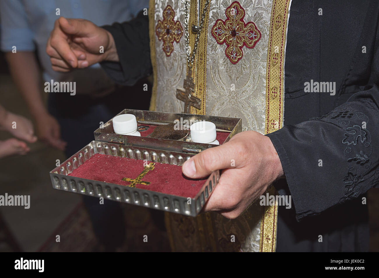 Der Priester hält Kirche Utensil, Eichel, Zeremonie der Wassertaufe, verschiedene Objekte zur Taufe Taufe in Burgas Stockfoto