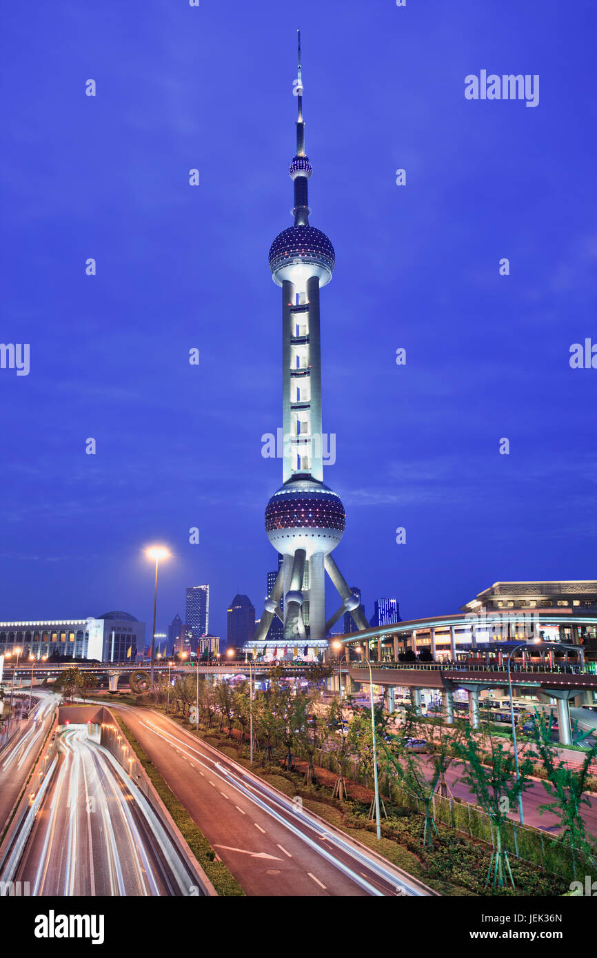 Oriental Pearl Tower in der Dämmerung. Der Oriental Pearl Tower ist ein 468 Meter TV Tower, Lujiazui im Bezirk Pudong entfernt. Stockfoto