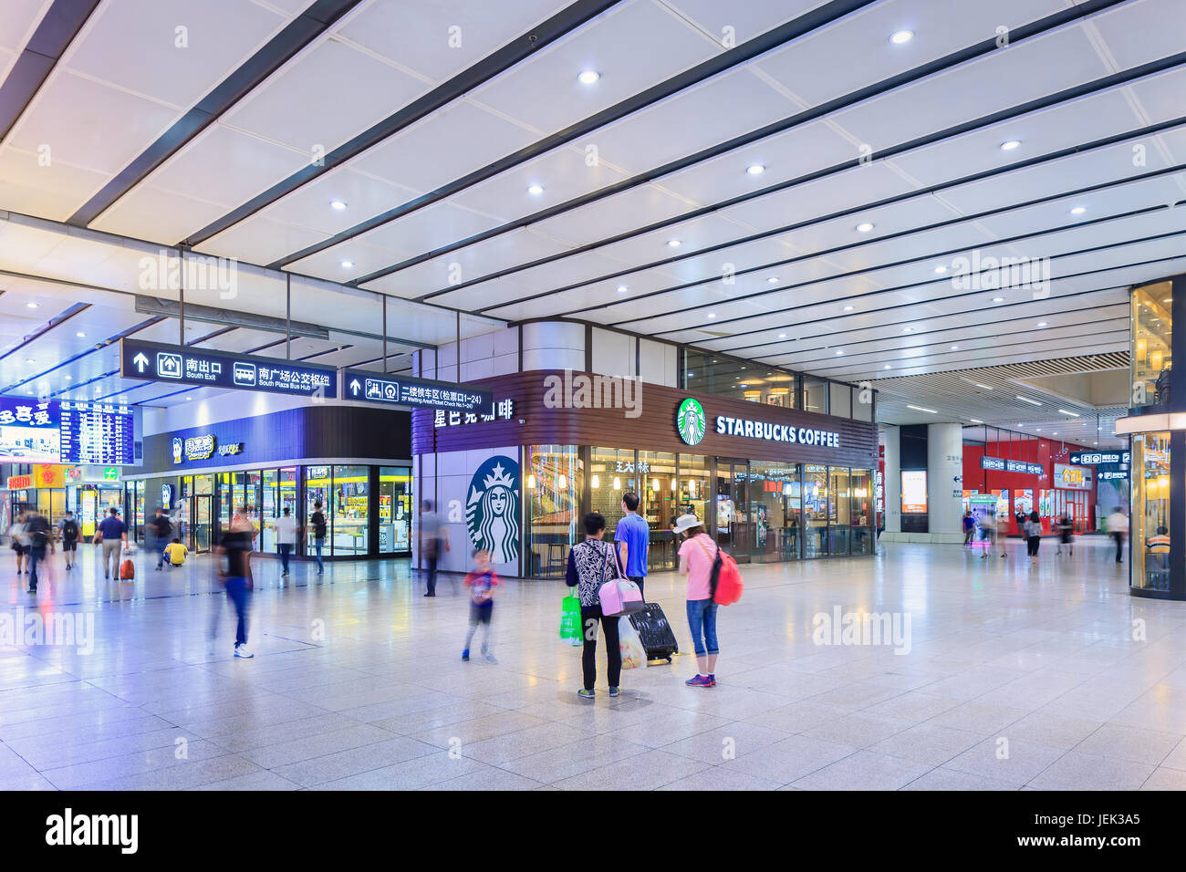 Innenraum der Beijing Railway Station Süd, der größte Bahnhof der Stadt und einer der größten in Asien, Endstation für Hochgeschwindigkeitszüge. Stockfoto