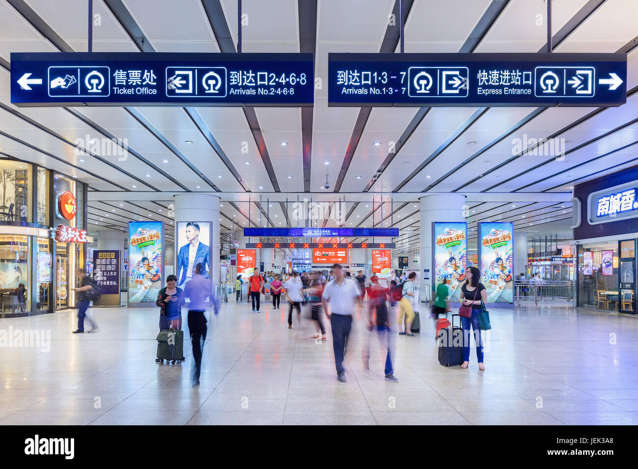Innenraum der Beijing Railway Station Süd, der größte Bahnhof der Stadt und einer der größten in Asien, Endstation für Hochgeschwindigkeitszüge. Stockfoto