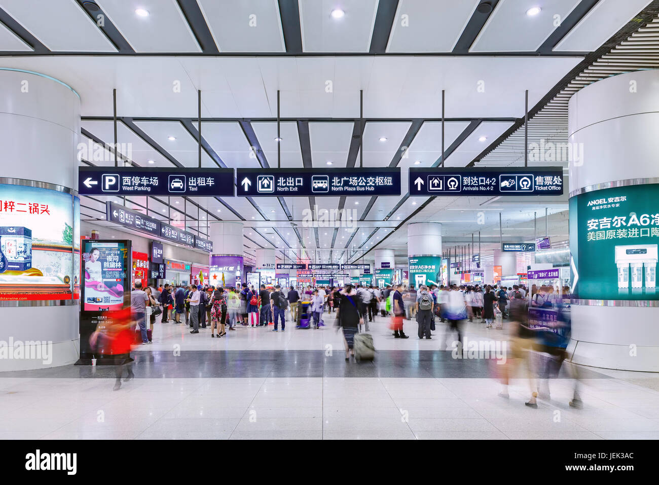 Innenraum der Beijing Railway Station Süd, der größte Bahnhof der Stadt und einer der größten in Asien, Endstation für Hochgeschwindigkeitszüge. Stockfoto