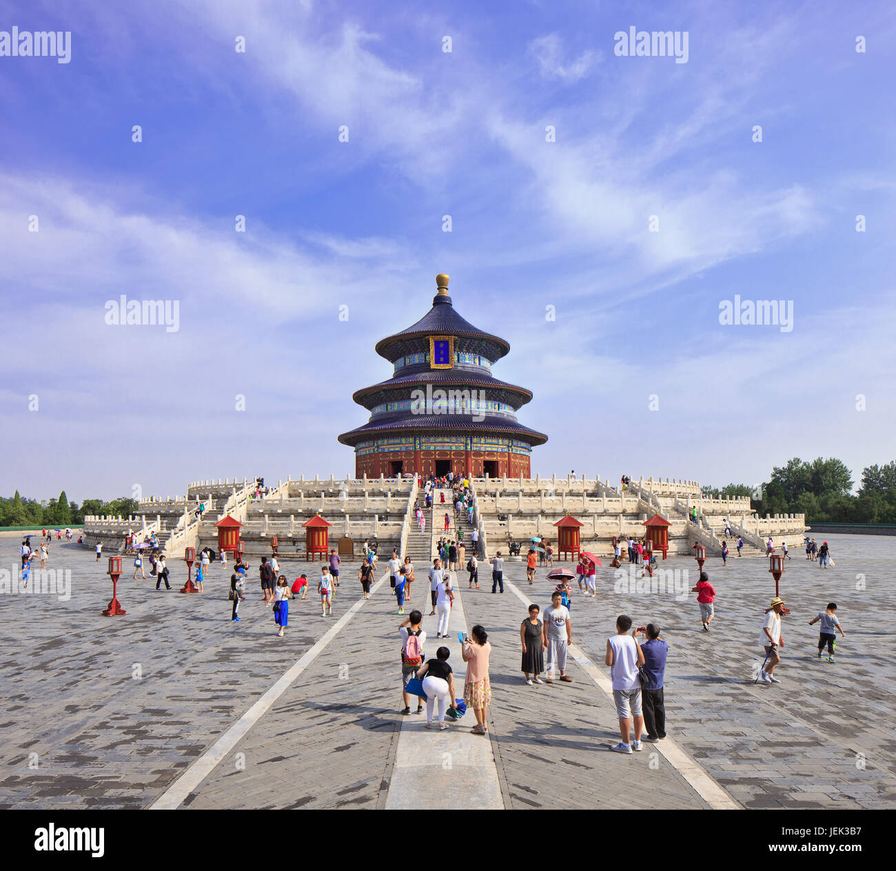 Inländische Tourismus an der Tempel des Himmels. Die berühmten mittelalterlichen Komplex der religiösen Gebäude ist im südöstlichen Teil des Pekinger Zentrum entfernt. Stockfoto