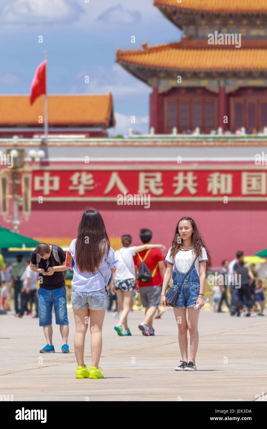 Girl posiert für Foto an sonnigen Tiananmen Square, einem der größten Plätze der Welt (440,500 m2). Es hat eine große kulturelle Bedeutung. Stockfoto