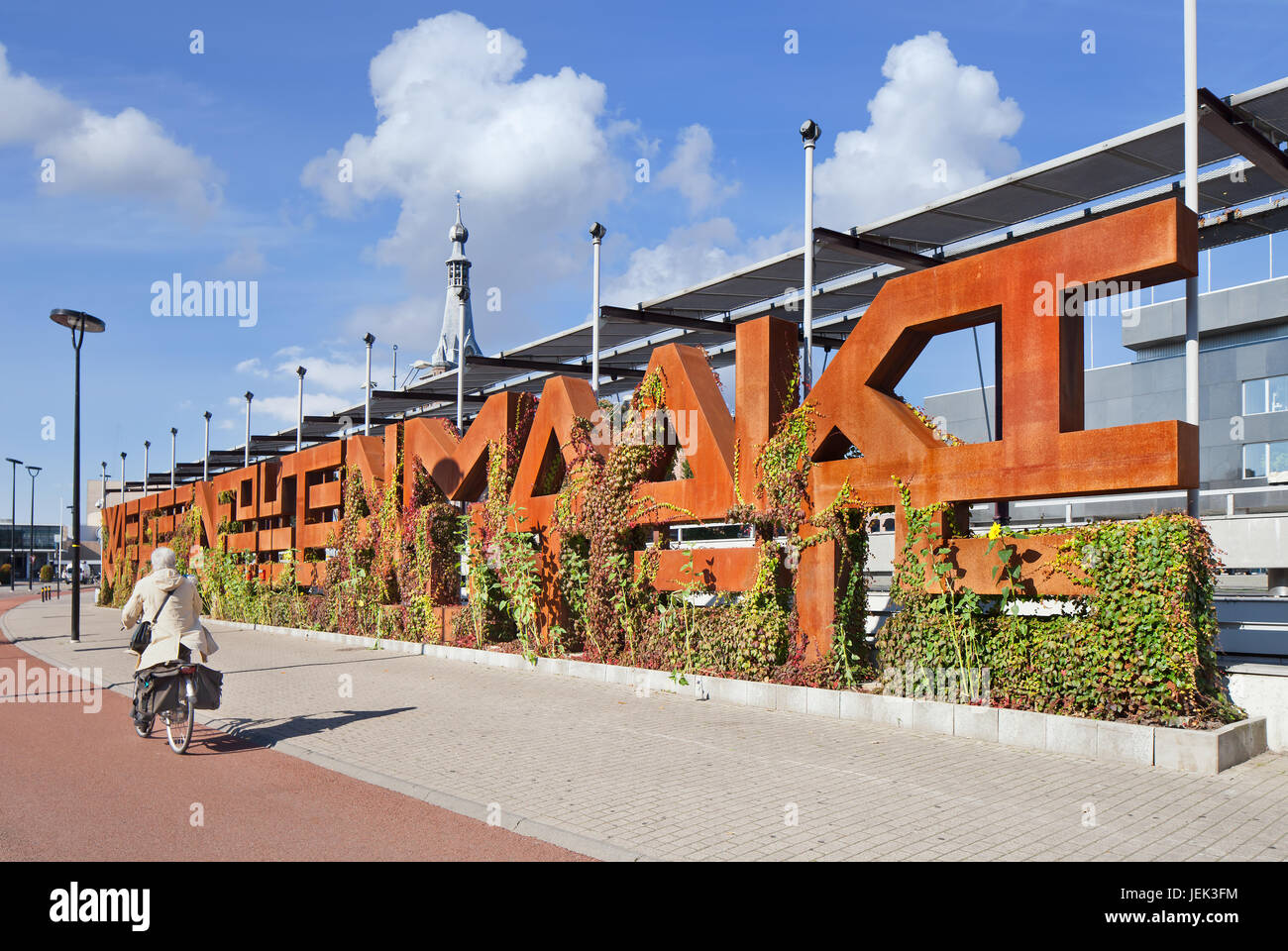 Tilburg Jammern Wand, Kunstobjekt, im Zentrum der Stadt. Große rostige Buchstaben müssen mit grünen Pflanzen abgedeckt werden. Die Briefe bilden einen Satz. Stockfoto