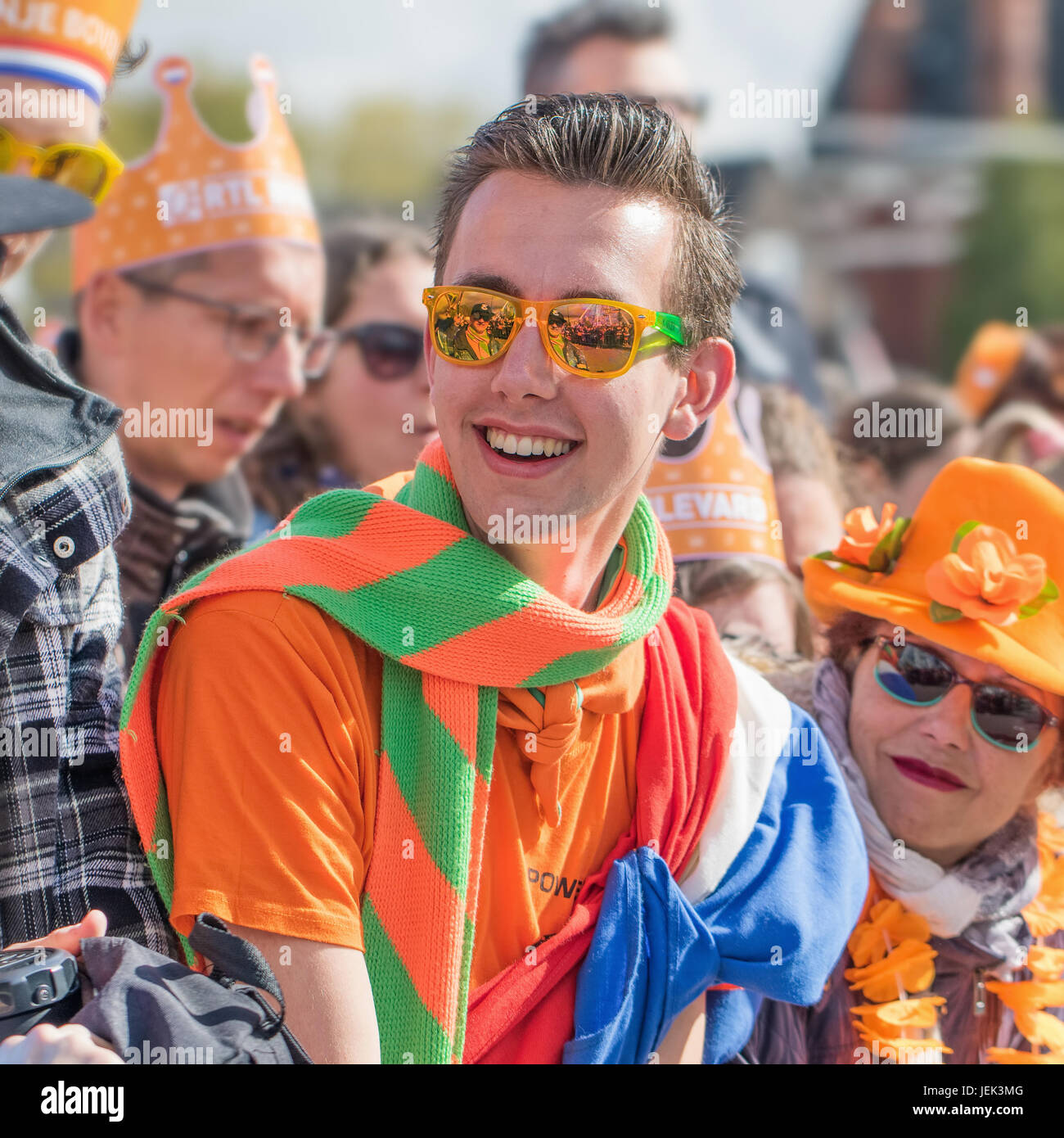 TILBURG - 27. APRIL 2017. Die Niederländer feiern King's Tag. Holland feiert Geburtstag des Königs jährlich mit Parteien, Märkte und Veranstaltungen. Stockfoto