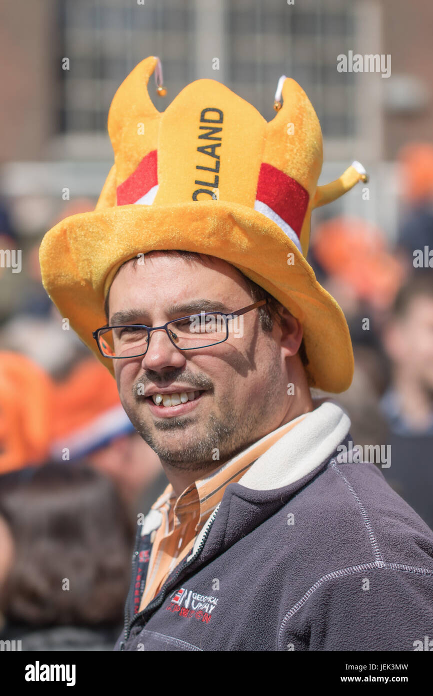 TILBURG - 27. APRIL 2017. Die Niederländer feiern King's Tag. Holland feiert Geburtstag des Königs jährlich mit Parteien, Märkte und Veranstaltungen. Stockfoto