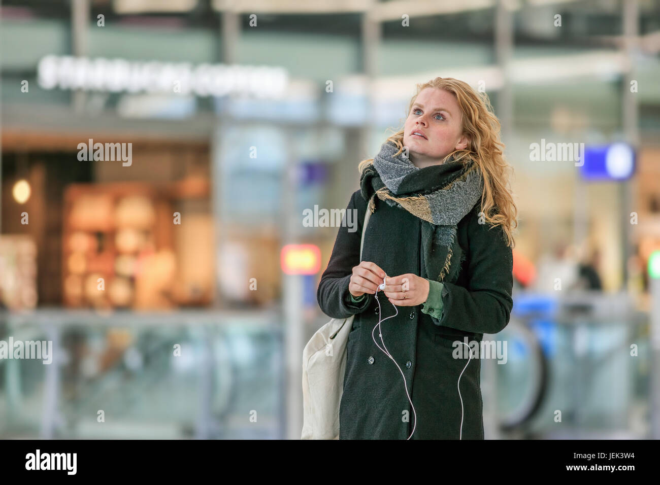 UTRECHT - März 2, 2017. Junge holländische Frau in Utrecht Hauptbahnhof, dem größten und verkehrsreichsten Bahnhof in den Niederlanden. Stockfoto