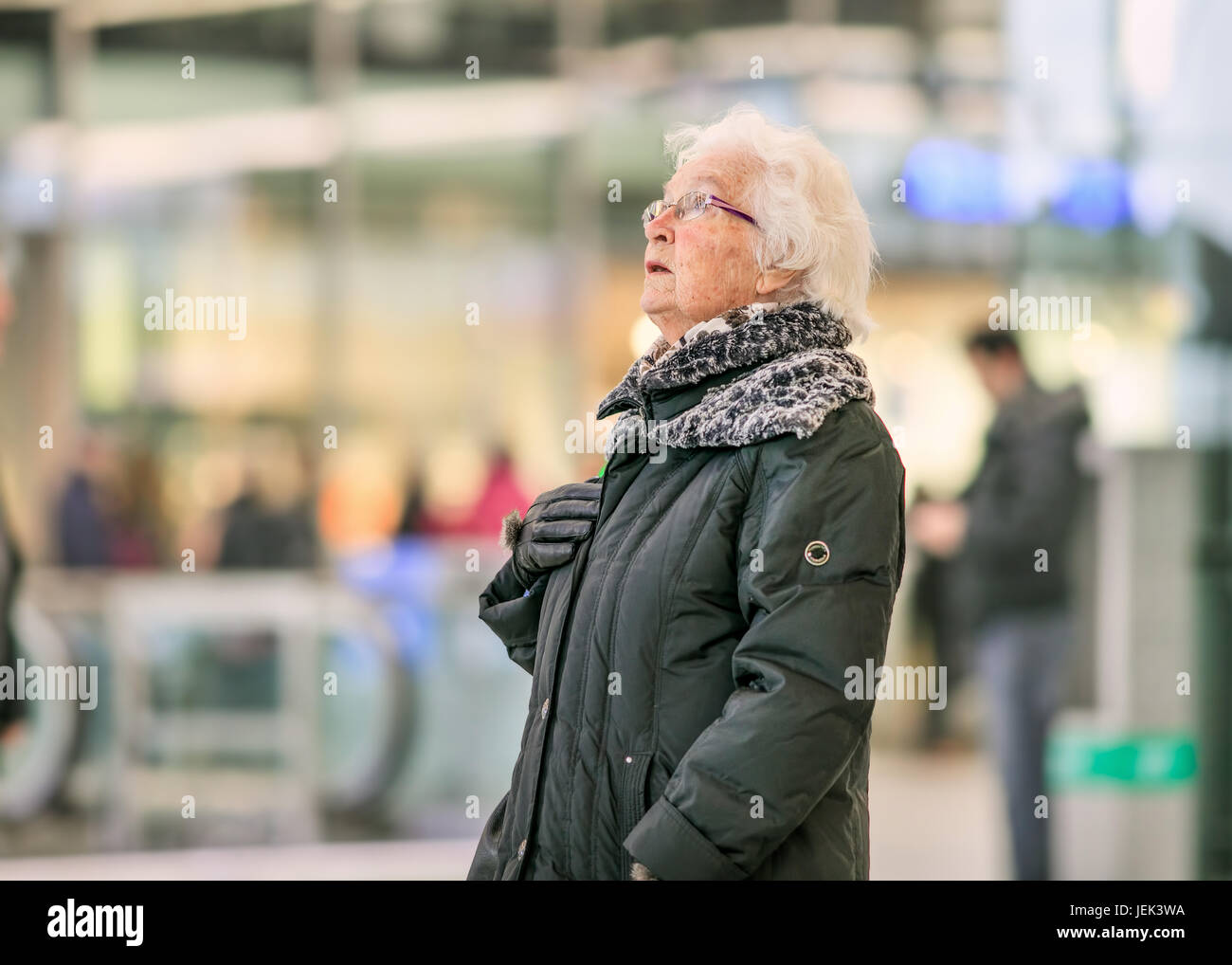 UTRECHT - März 2, 2017. Niederländische ältere Frau. Ältere Menschen werden gebeten werden, freiwillige Arbeit in ihrer Gemeinschaft zu im Gegenzug für Versorgung und Soziales durchführen. Stockfoto