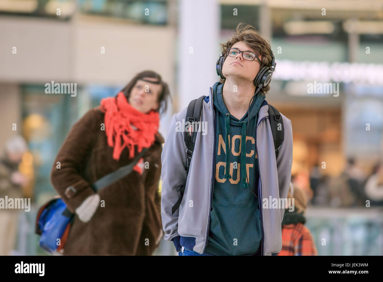 UTRECHT - März 2, 2017. Junge Mann an der info-Bildschirm in Utrecht Hauptbahnhof suchen, der größte Bahnhof in den Niederlanden. Stockfoto