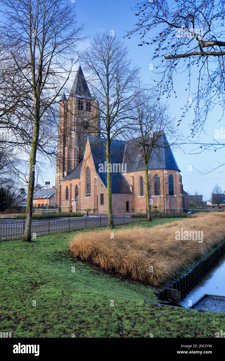 Neugotische St. Michiel Kirche am frühen Wintermorgen, Ravels, Flandern, Belgien Stockfoto