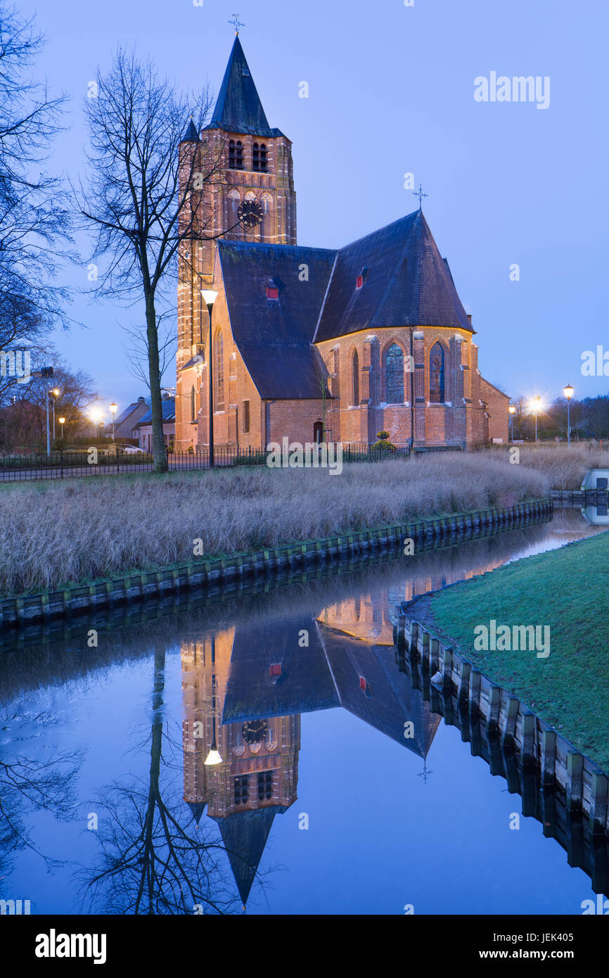 Neugotische St. Michiel Kirche spiegelt sich in einem Kanal in der Dämmerung, defiliert, Flandern, Belgien Stockfoto