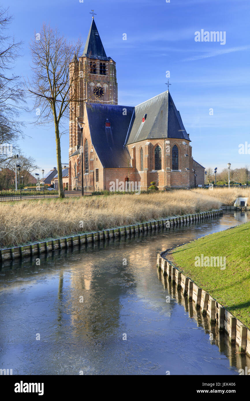 Neugotische St. Michiel Kirche spiegelt sich in einem Kanal am sonnigen Tagesanbruch defiliert, Flandern, Belgien Stockfoto