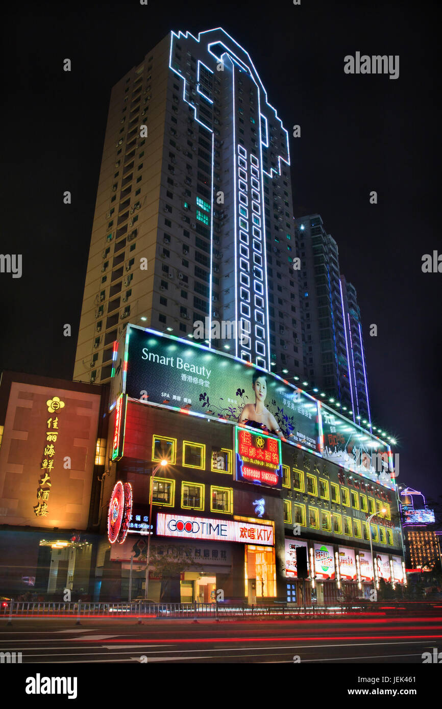 XIAMEN - CHINA - am 24. März. Beleuchtete Gebäude mit Reklametafeln. China hat 50.000 Außenwerbung Unternehmen. Außenwerbung ist groß in China. Stockfoto