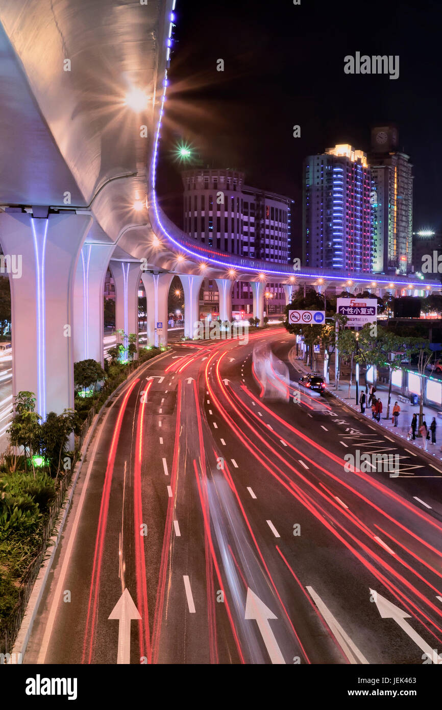 XIAMEN - CHINA - am 24. März. Erhöhte Straße in Xiamen, grossen Stadt auf der südöstlichen Küste von China (3,67 Mio. Einwohner), einem der lebenswertesten Städte Chinas. Stockfoto