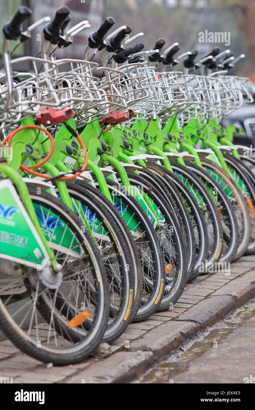 YIWU - CHINA - 8. Januar 2016. Zeile der öffentlichen Freigabe Leihfahrräder. Fahrrad Medienfreigabe ermöglicht auf einer sehr kurzfristig zu mieten, es ist beliebtes Verkehrsmittel Stockfoto