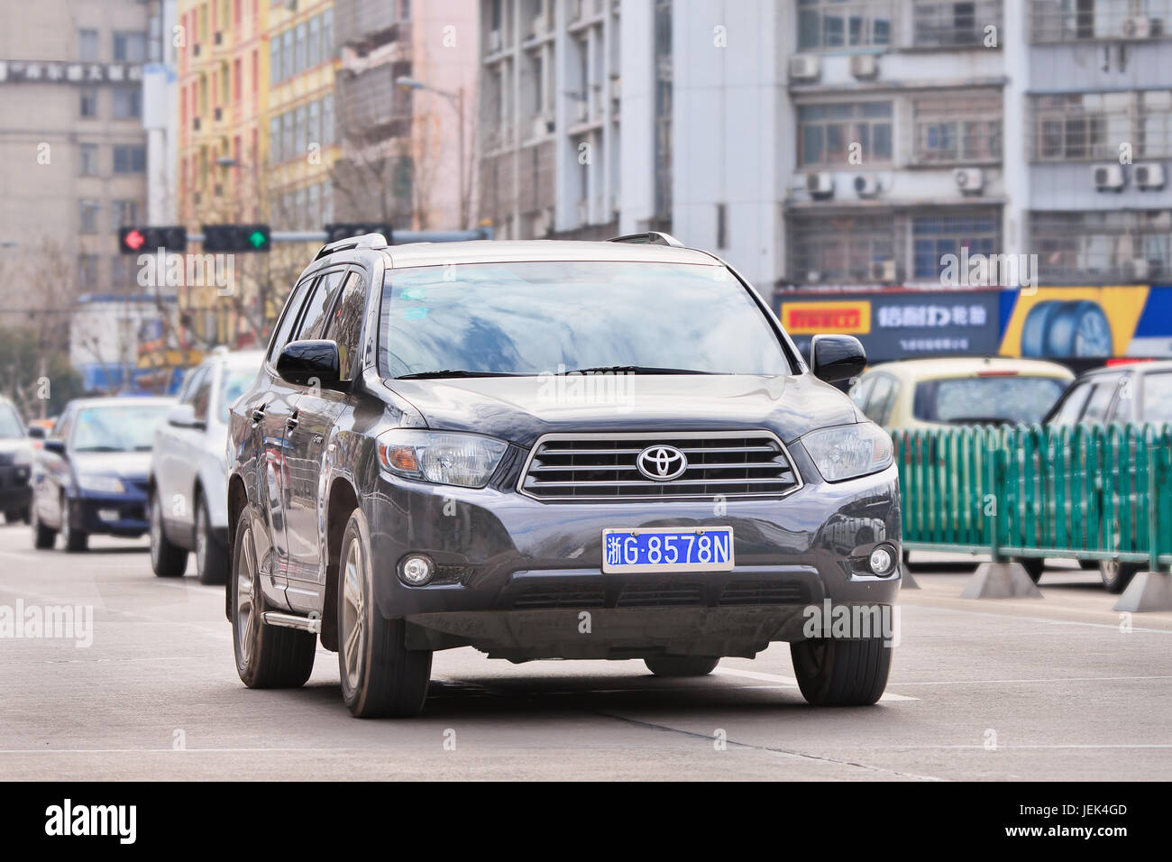 YIWU - CHINA - JAN. 26., 2016. Toyota Highlander SUV. Japans größter Autohersteller Volumen verkaufte insgesamt 1,12 Millionen Fahrzeuge im vergangenen Jahr um 8,7 Prozent. Stockfoto